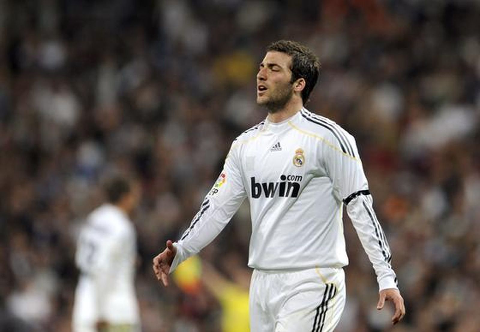 El Barcelona da un golpe casi definitivo a la Liga en el Santiago Bernabéu. / AFP