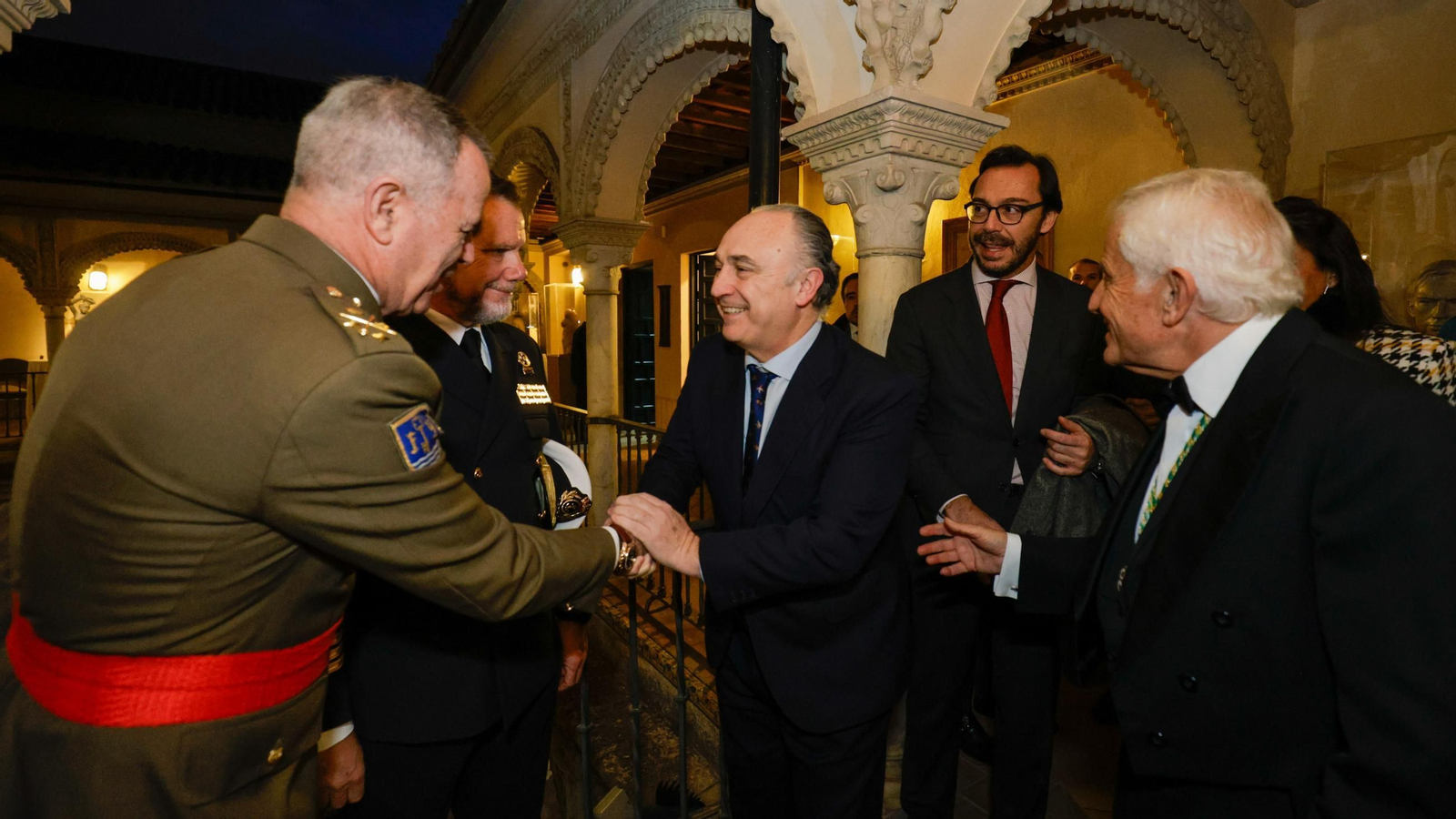 Las imágenes del ingreso en la Academia de Ciencias Sociales y del Medio Ambiente, Antonio Vázquez, apadrinado por José Damián Bogas