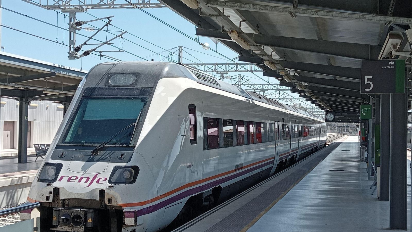 Uno de los trenes de la línea con Sevilla, en el andén de la estación esta semana.