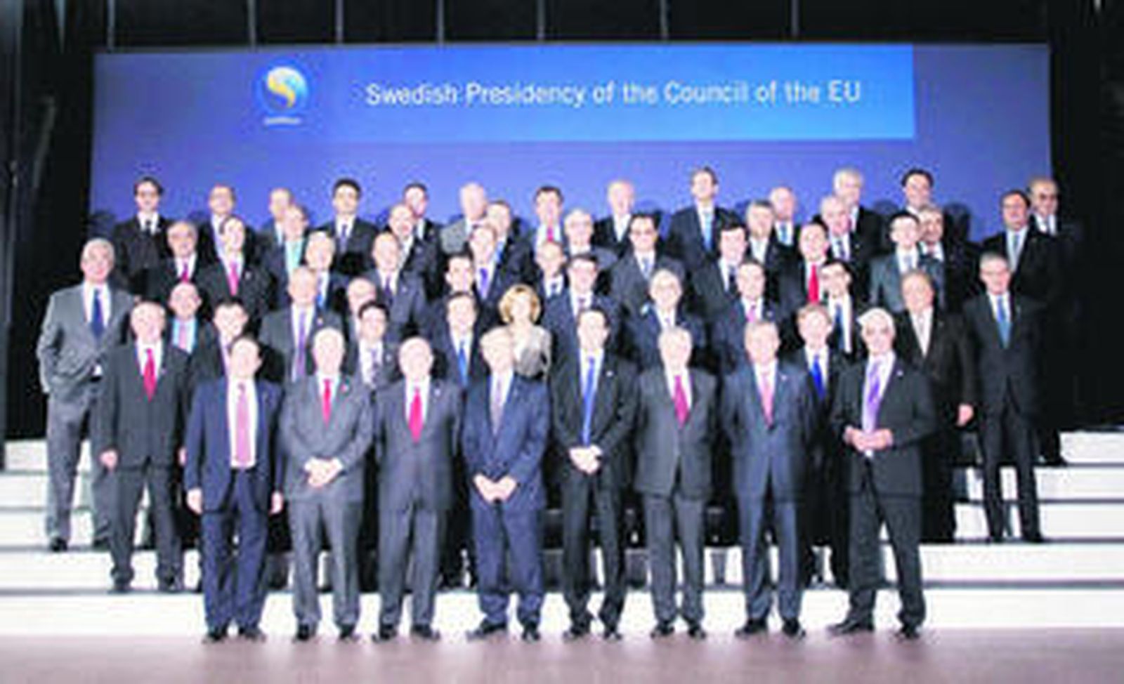 Los ministros de Economía y Finanzas de la UE posan durante la última cumbre del Ecofin en Gotemburgo (Suecia).