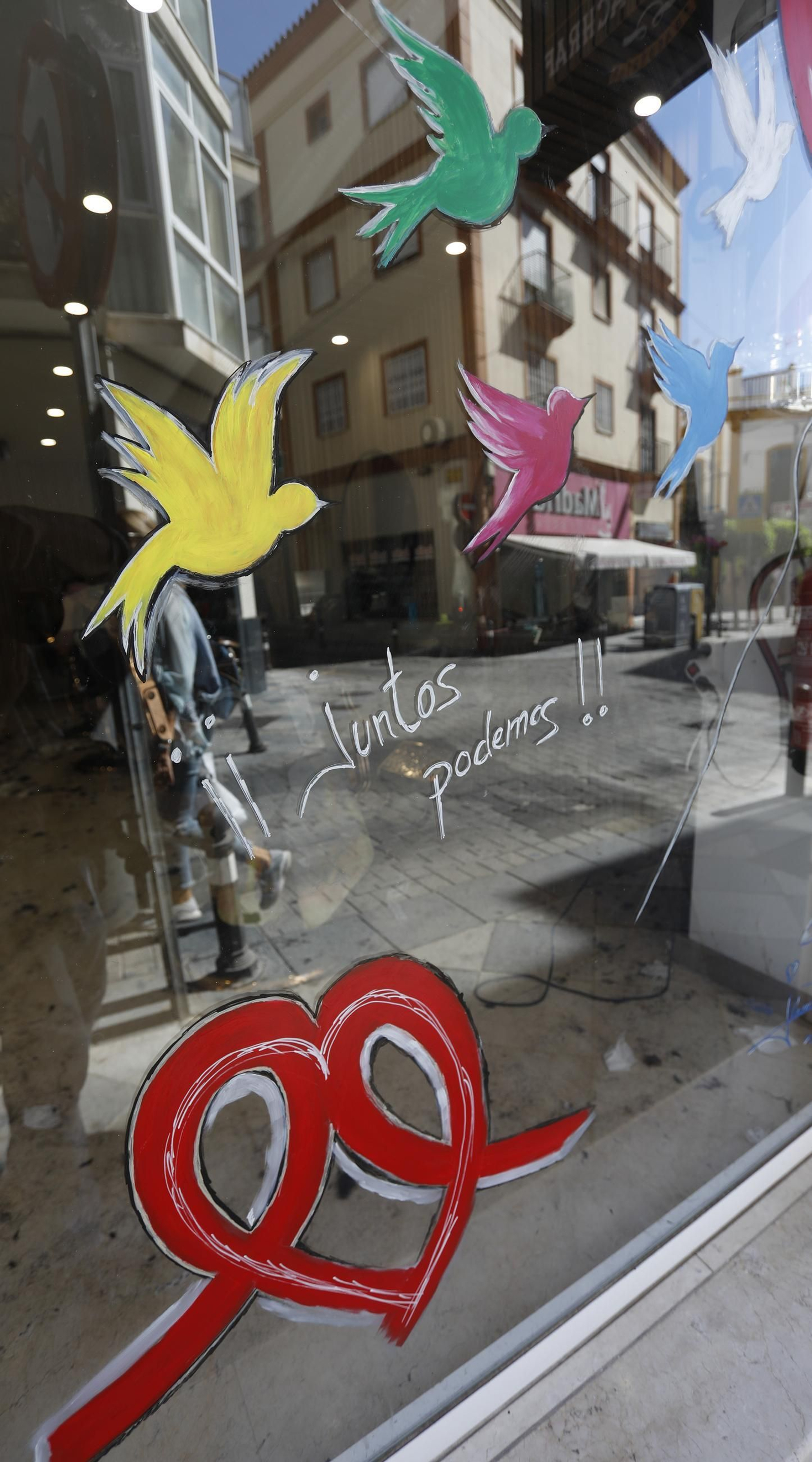 Artistas locales apelan a romper el estigma del SIDA con obras en escaparates