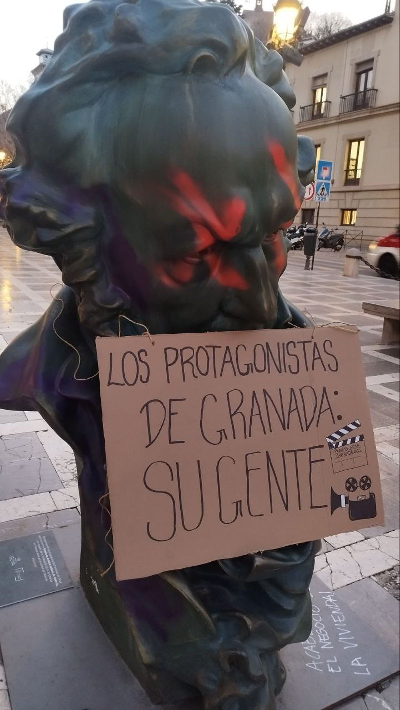 Las imágenes de las pintadas a los bustos de los Premios Goya de Granada