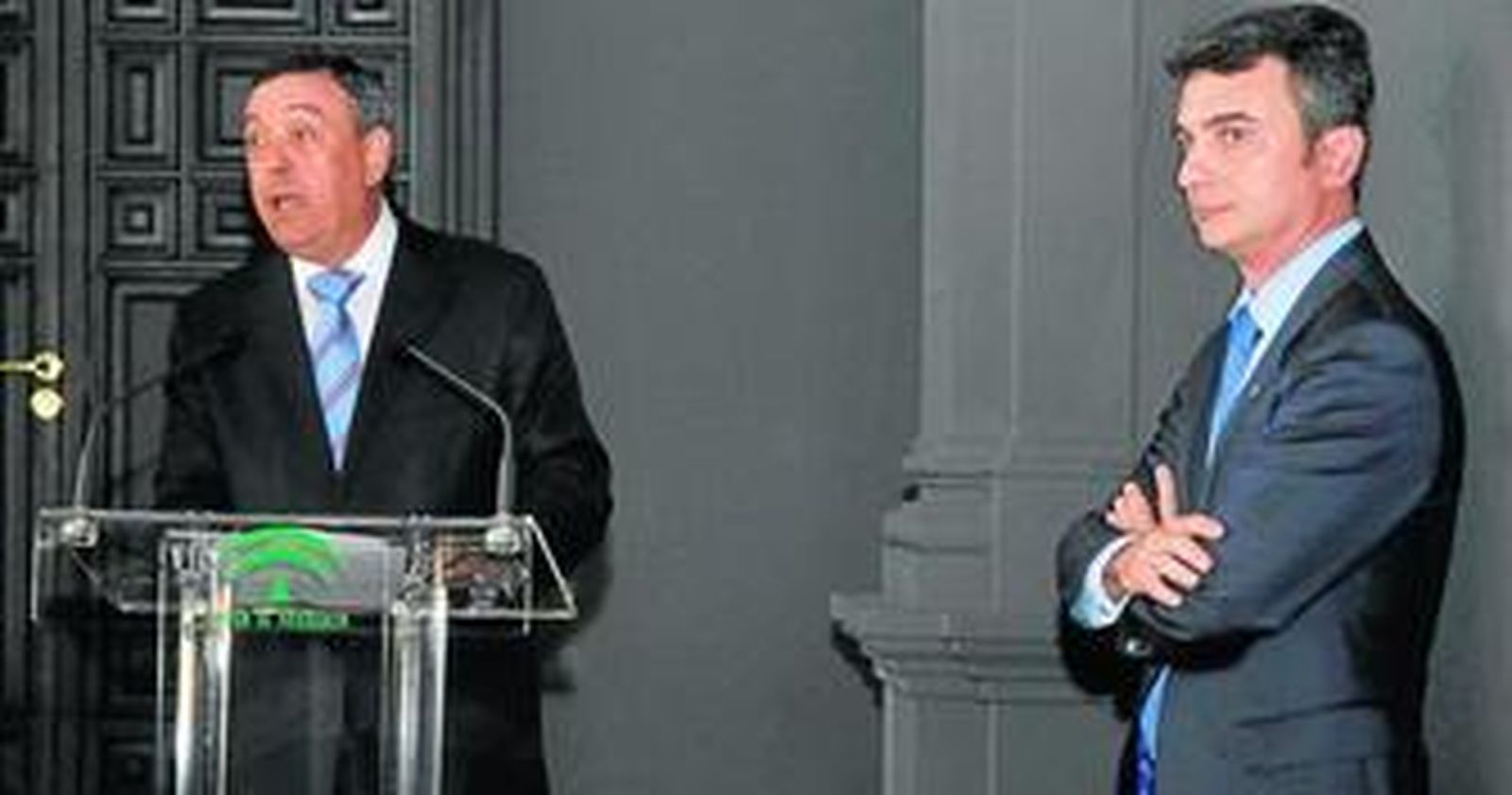 El rector Eduardo González Mazo -a la derecha-, en el acto de su toma de posesión junto a su antecesor Diego Sales.