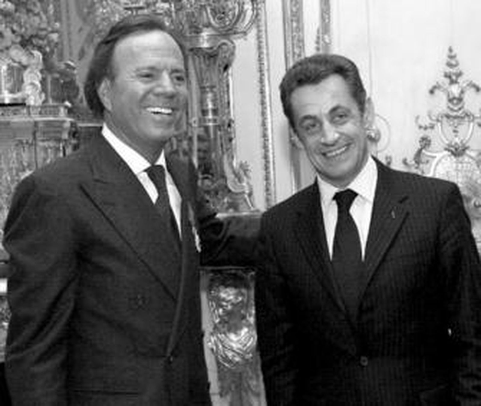 Julio Iglesias, condecorado como caballero de la Legión de Honor de Francia