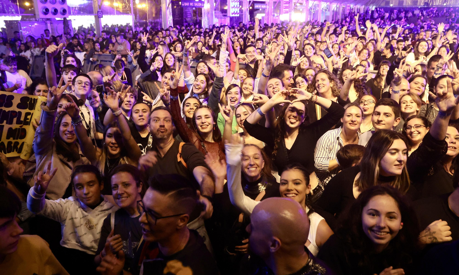 Búscate en el concierto de Lola Indigo