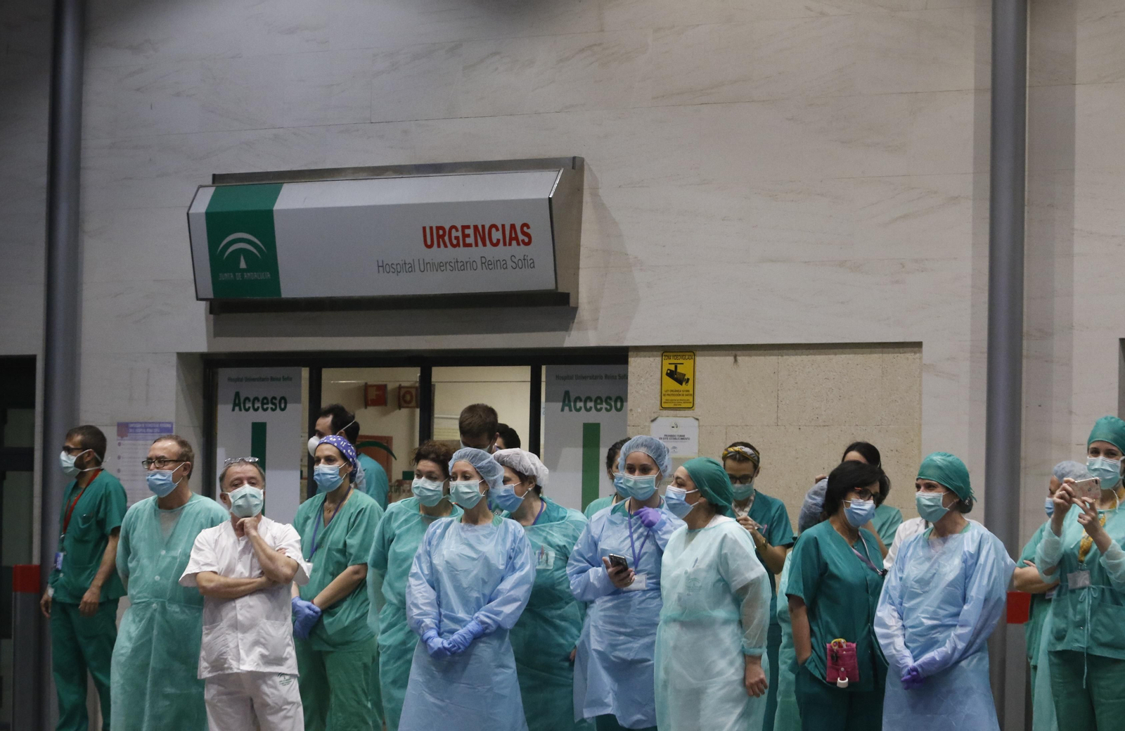Los profesionales del Hospital Reina Sofía de Córdoba devuelven los aplausos de los cordobeses