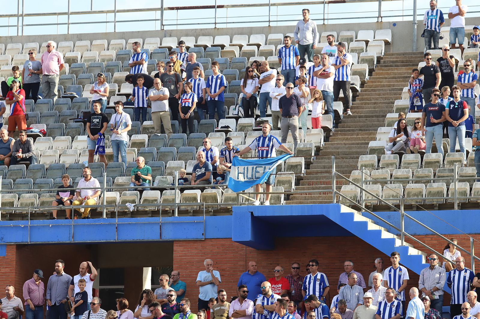 Imágenes del ambiente en el Estadio Nuevo Colombino