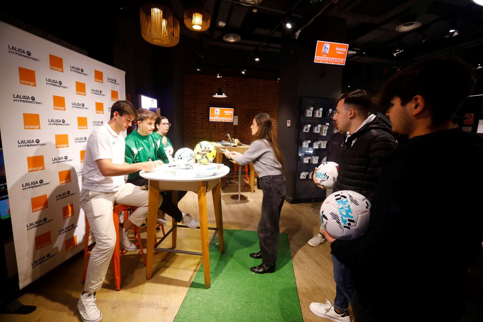 Las mejores fotos de la exitosa firma de autógrafos del Córdoba CF en el centro de la ciudad