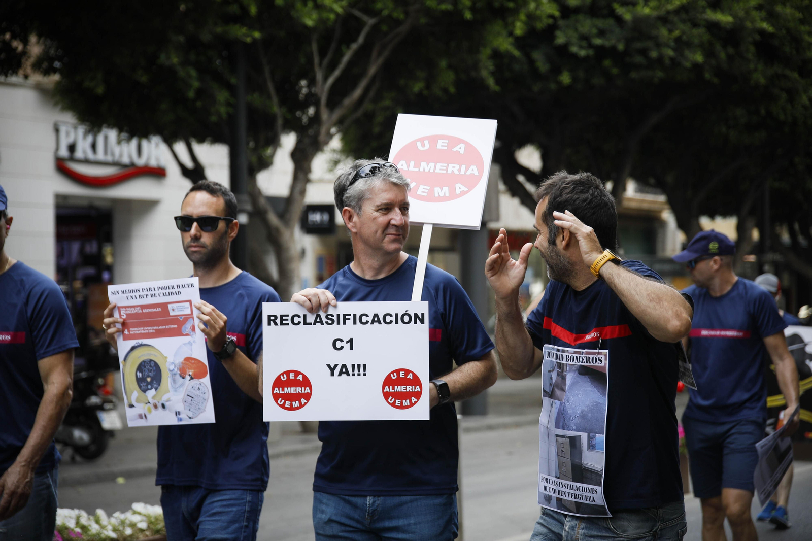 Manifestación de los bomberos quemados de Almería, en imágenes