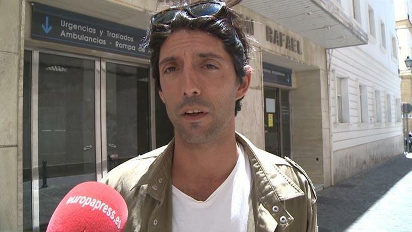 Alejandro Asunción, hijo de María Jimánez, a las puertas de la Clínica San Rafael de Cádiz hace unos días.