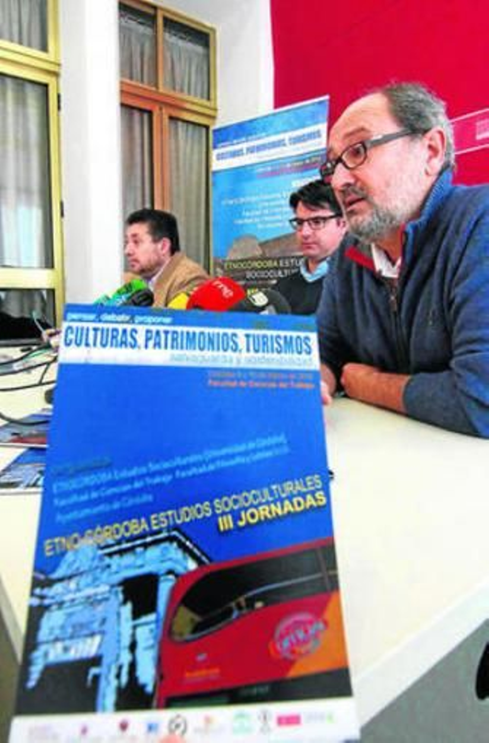 Manjavacas, ayer, con García y el profesor Fernando lara al fondo.