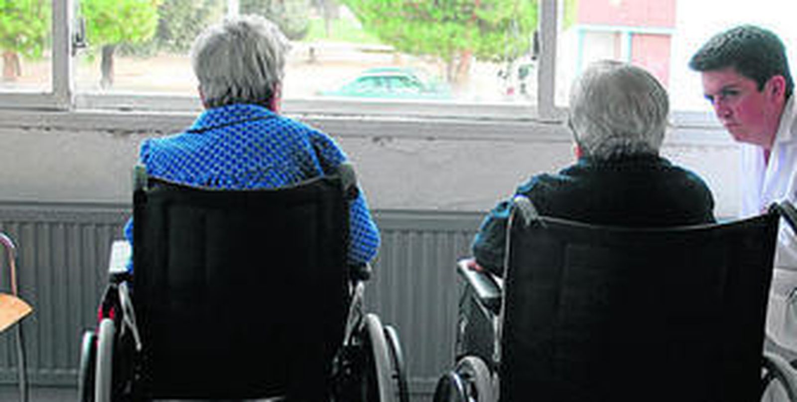 Dos ancianos recibe asistencia.