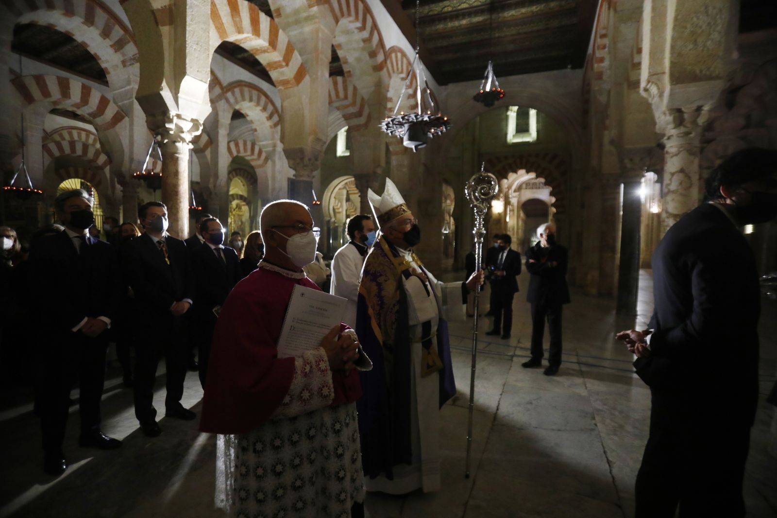 El vía crucis de las hermandades de Córdoba con el Señor del Calvario, en imágenes
