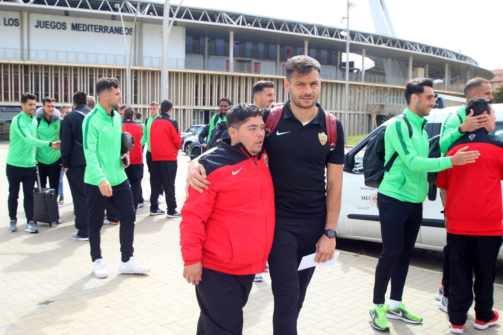 Fotogalería de la salida del Almería y el Almería Genuine hacia sus respectivos partidos.