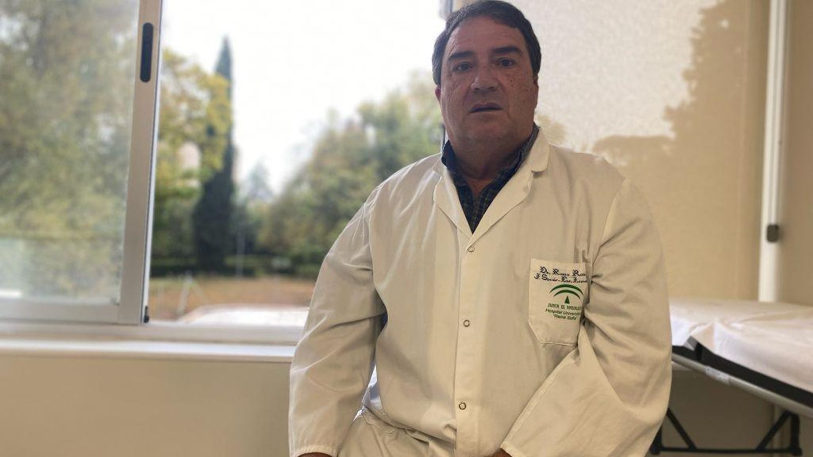 El doctor Antonio Rivero posa en su consulta del Hospital Provincial.