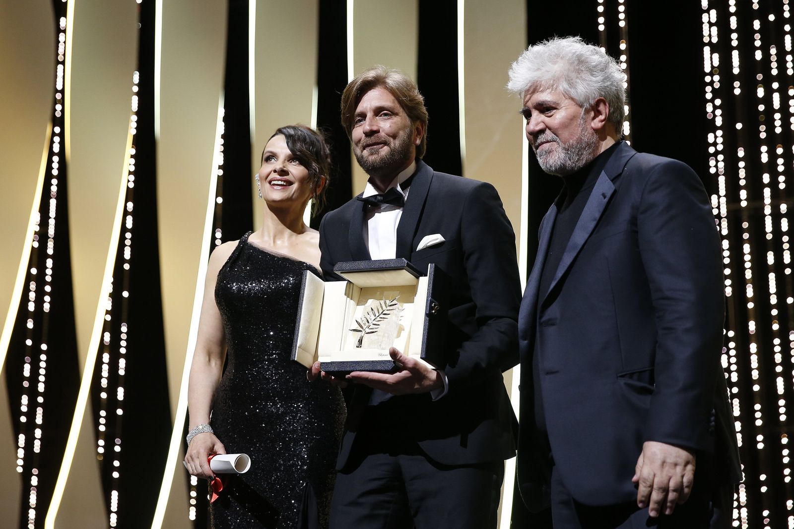 El director de 'The Square', Ruben Ostlund, con la palma de oro junto a Juliette Binoche y Pedro Almodóvar.