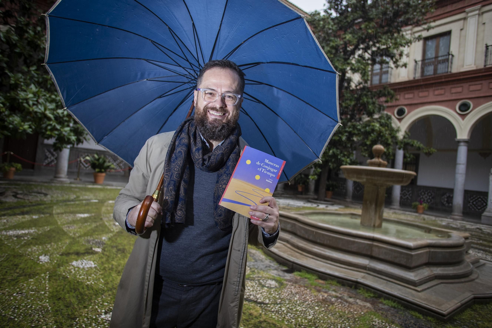 El asesor político y escritor Juanjo Ibáñez (Granada, 1975) posa en el interior del Ayuntamiento con su libro