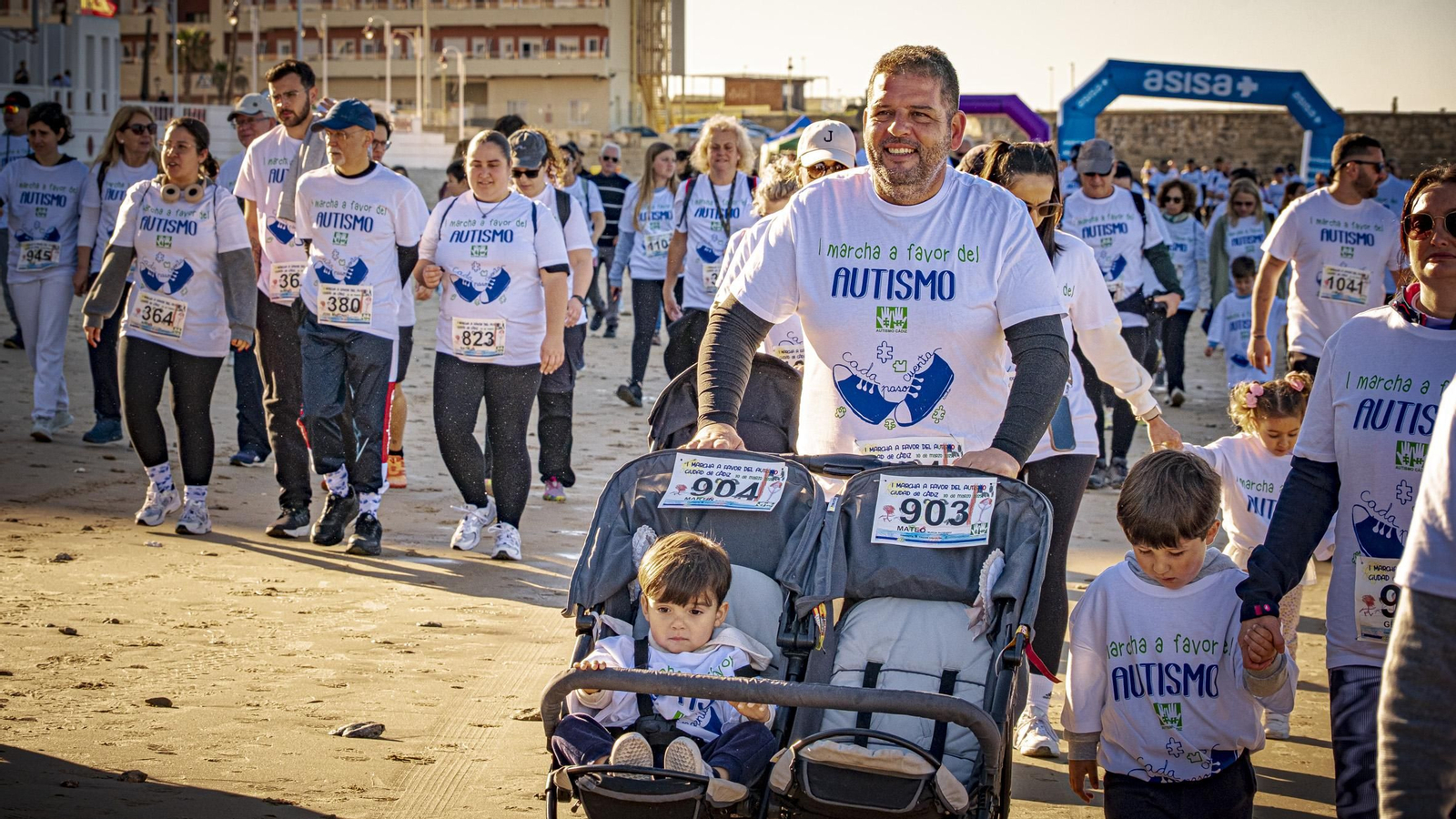 Búscate entre las imágenes de la  ‘I Marcha a favor del autismo’ en Cádiz