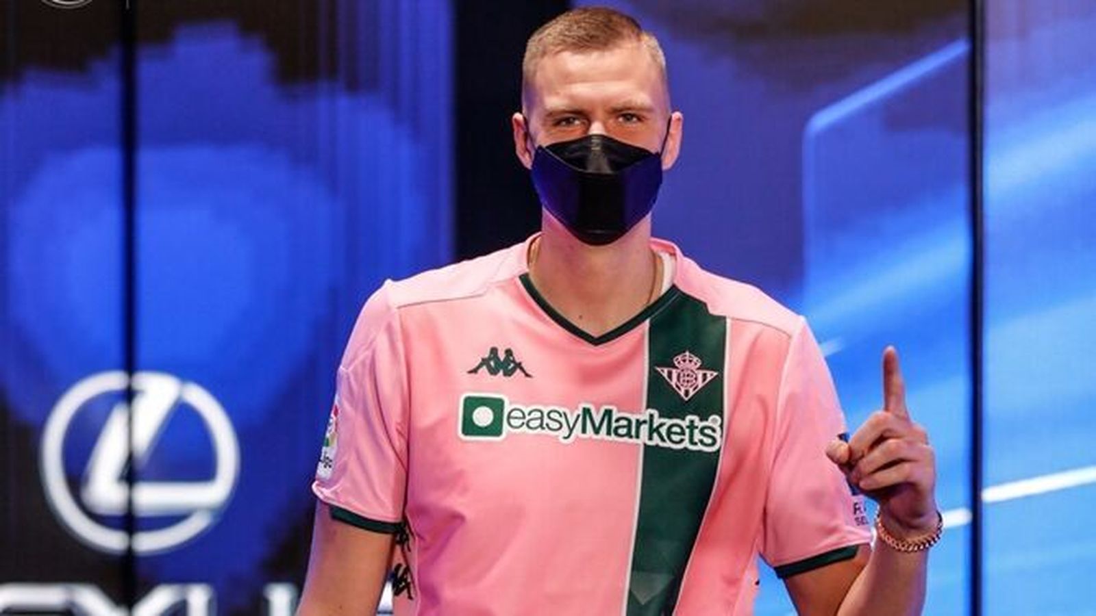 Porzingis, con su camiseta del Betis.
