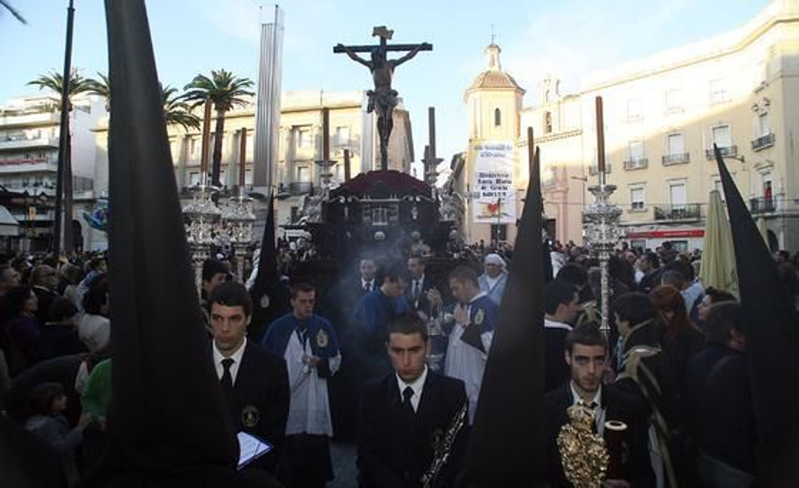 La ciudad se echó a la calle para acompañar a los pasos. Fotos: Espínola / Begoña Mora