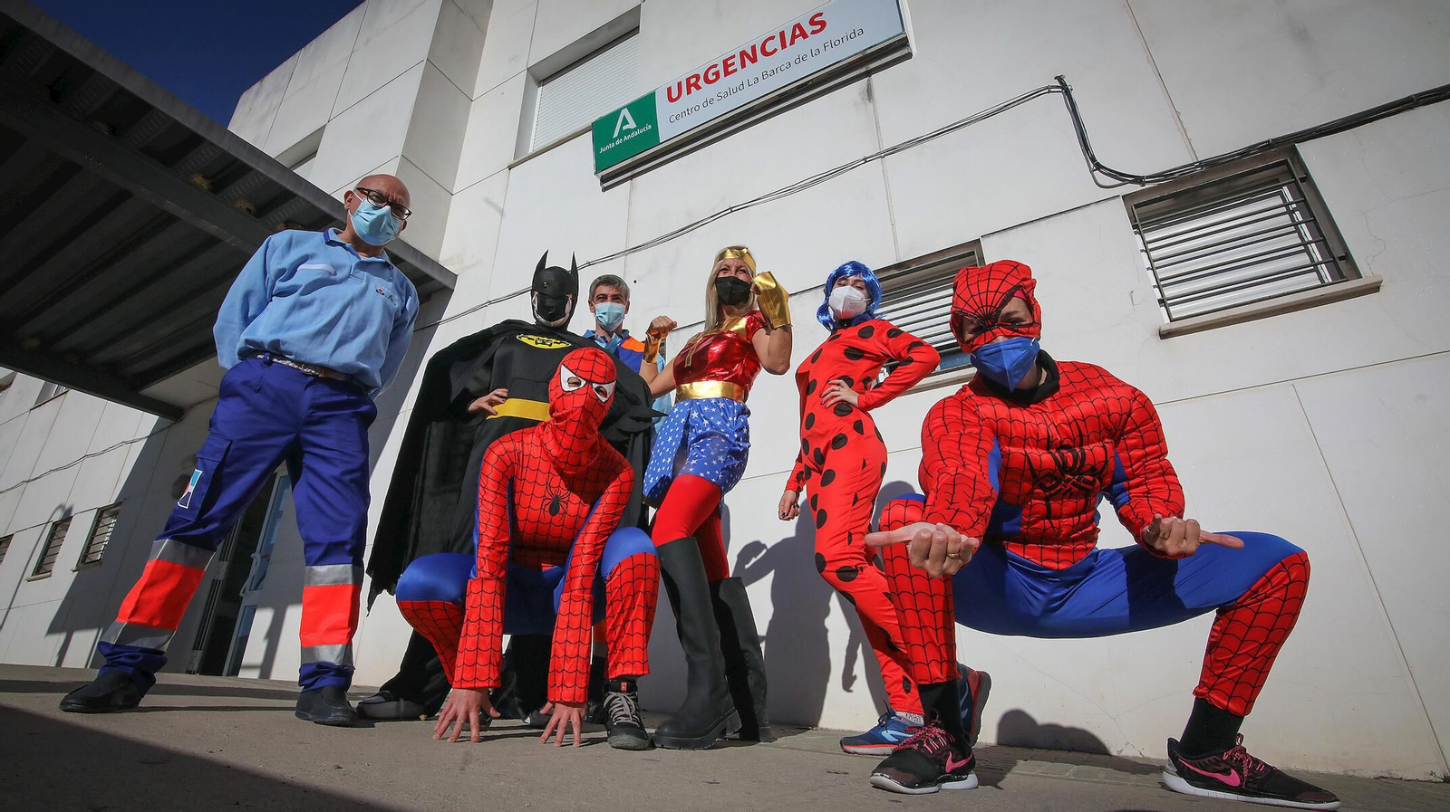 Sanitarios de la Barca disfrazados de superheroes para vacunar a los niños