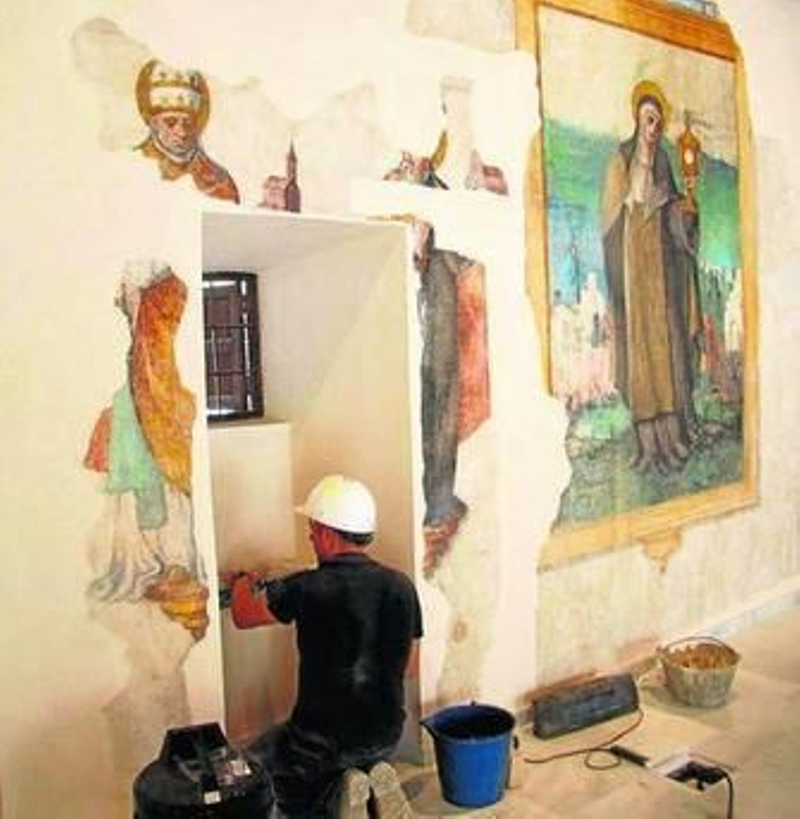 Francisco Barrera explicó ayer al edil Alberto Moriña las diferentes fases de la rehabilitación.