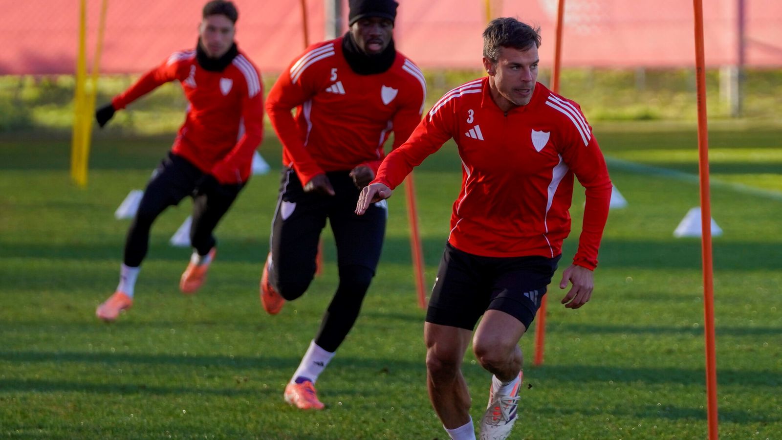 Azpilicueta inicia un sprint ante Mendy y Carmona en un entrenamiento de esta semana.