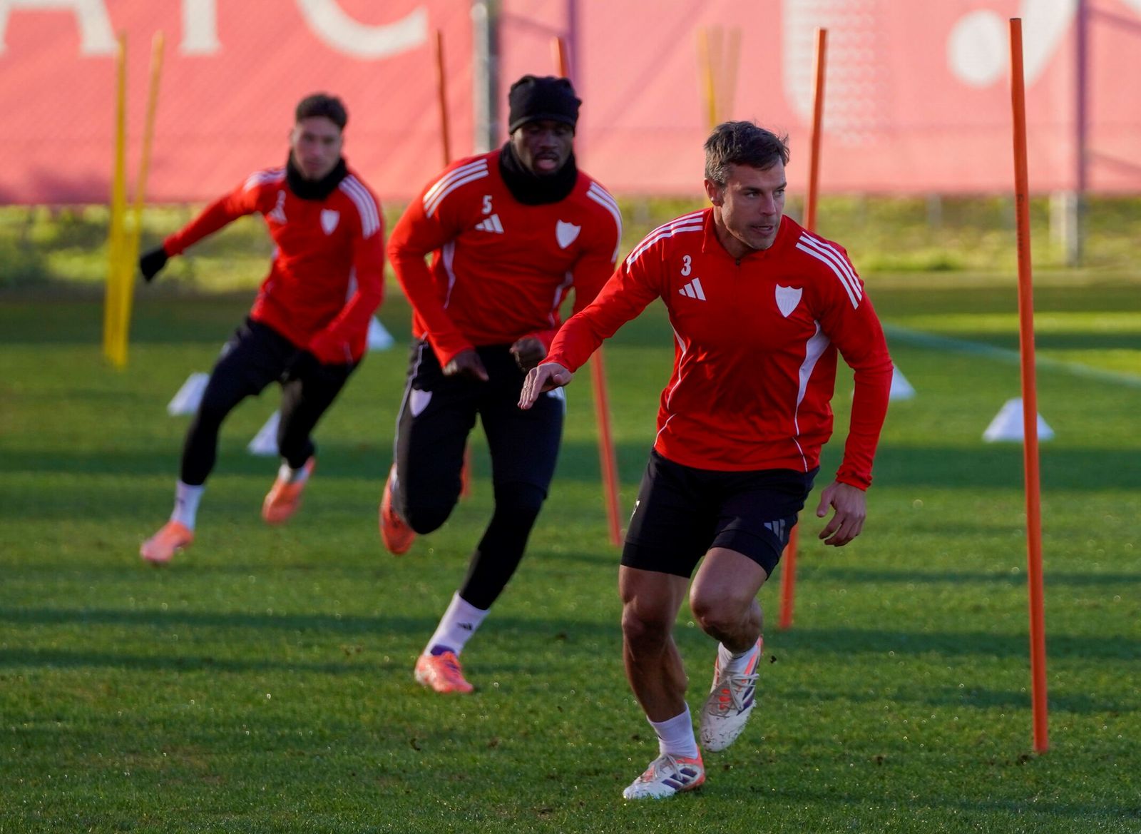 Azpilicueta inicia un sprint ante Mendy y Carmona en un entrenamiento de esta semana.