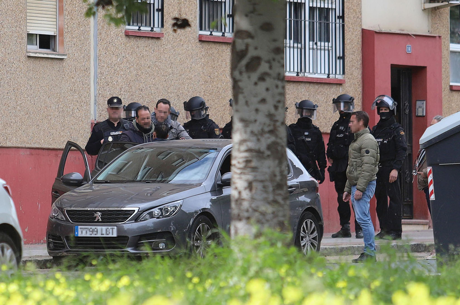 Imágenes del atrincherado que amenazaba con hacer estallar una bombona en el Torrejón, Huelva