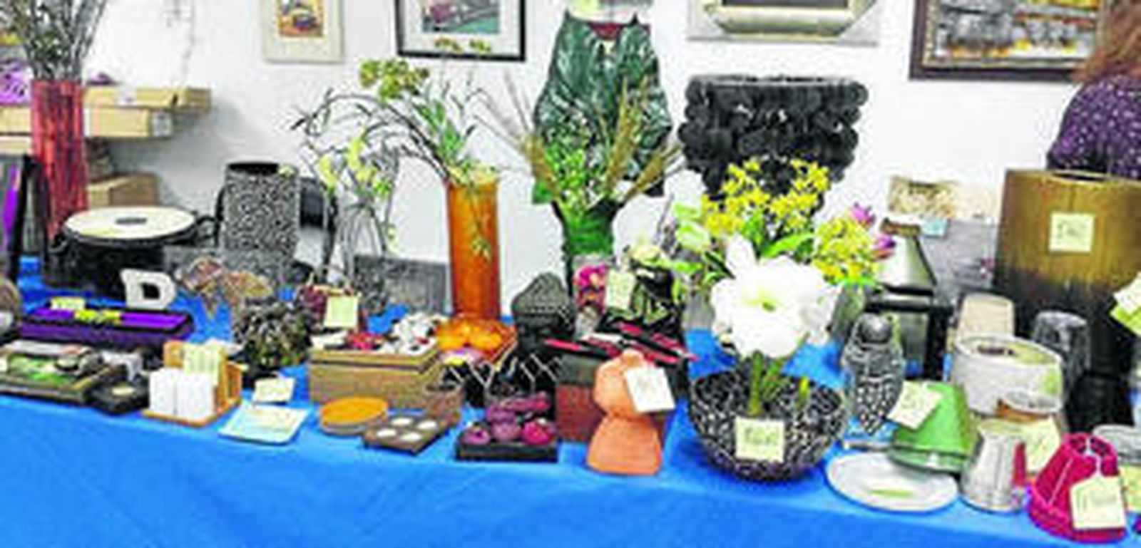 En el mercadillo navideño se pueden comprar productos de todo tipo.