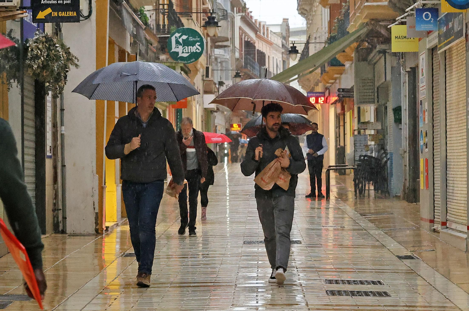 Imágenes de una mañana lluviosa en la capital