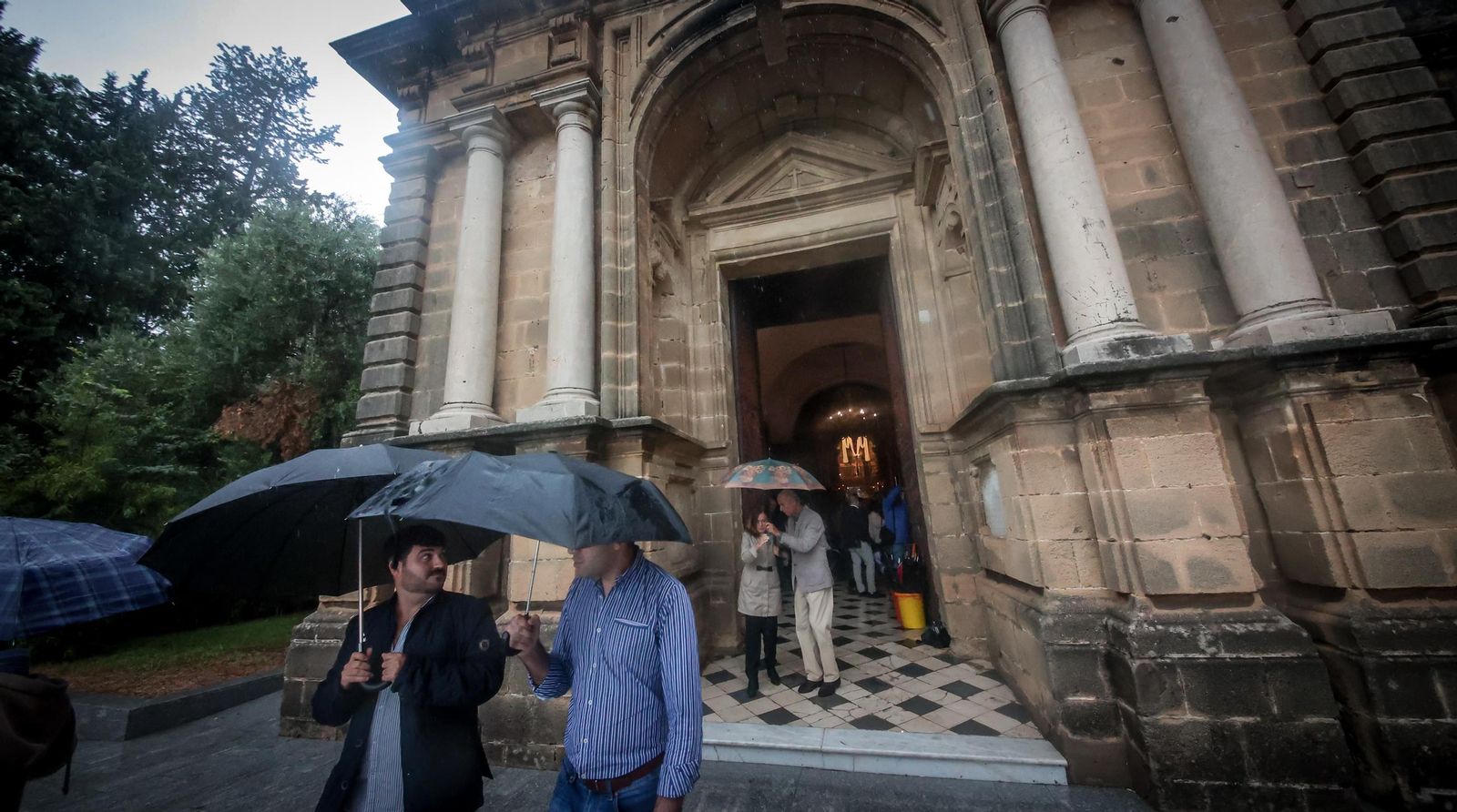 Imágenes de la visita a los templos tras el aplazamiento de la Magna Mariana de Jerez