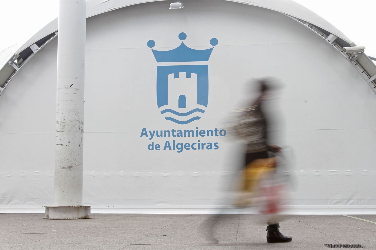 Una mujer camina por una calle de Algeciras.