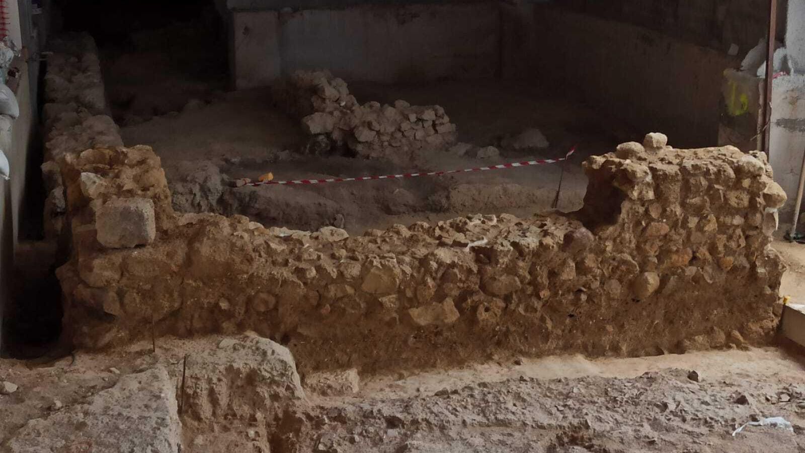 Muro de uno de los edificios encontrados.