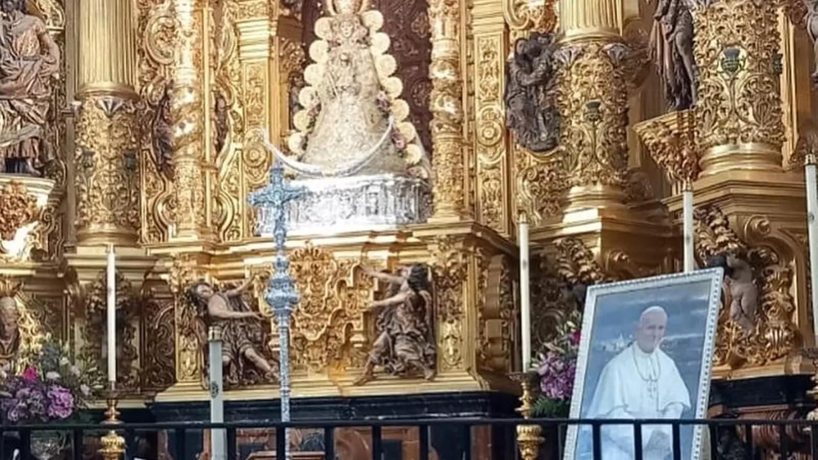Imagen de San Juan Pablo II en el altar del santuario.