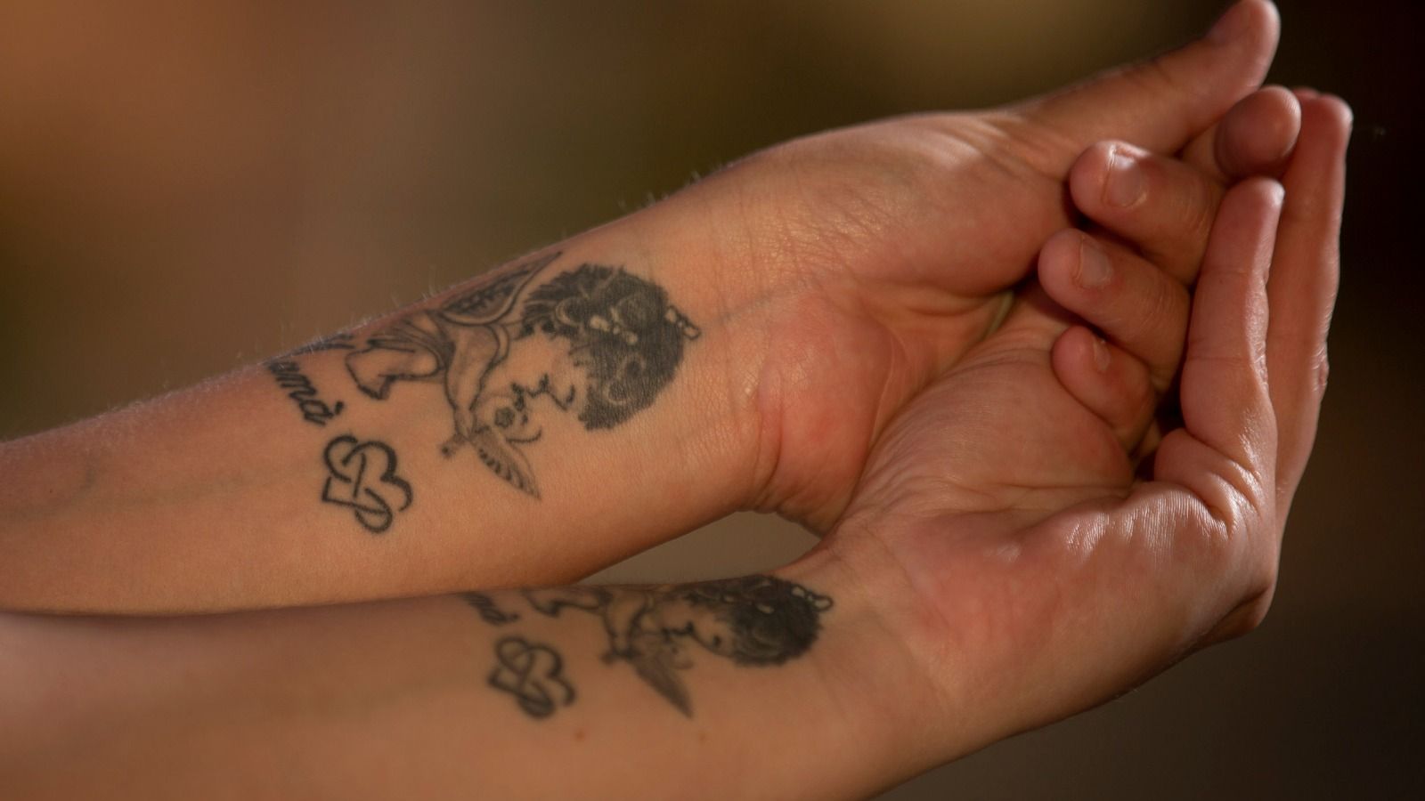 Los tatuajes con los que las hermanas recuerdan a su madre.
