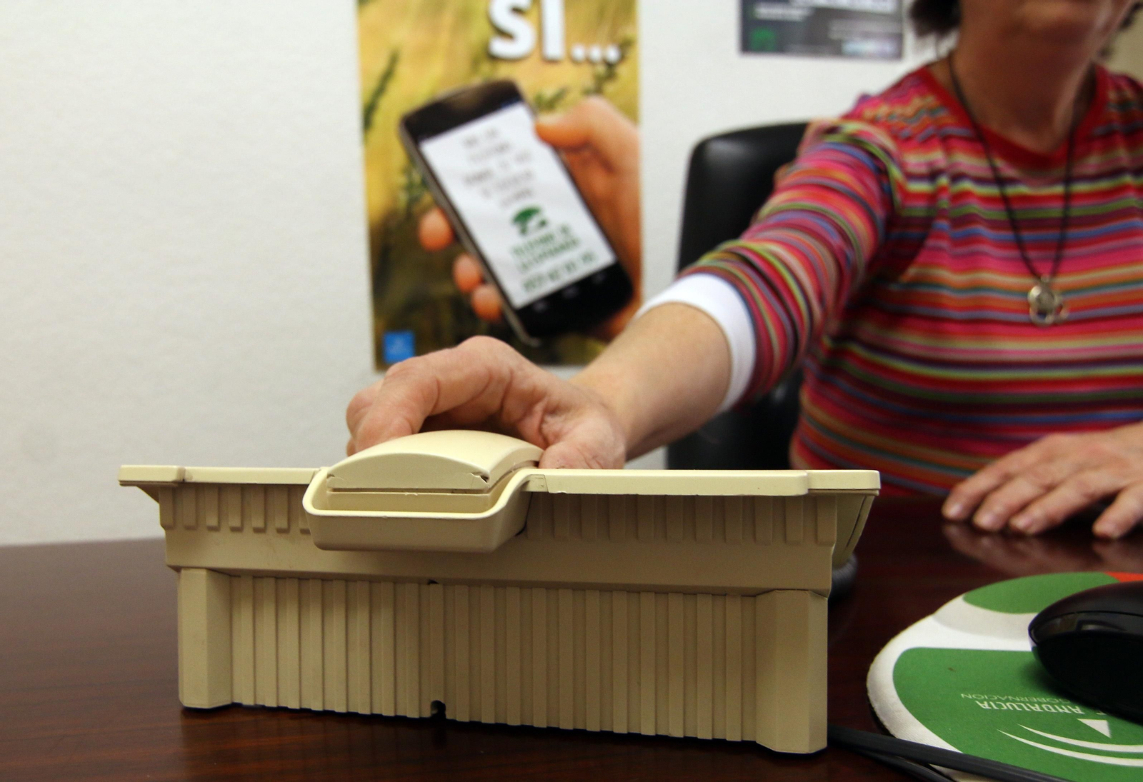 Una voluntaria del Teléfono de la Esperanza se dispone a atender una llamada.