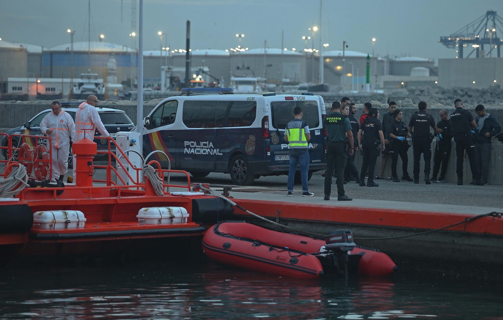 Imágenes de los 10 migrantes rescatados por Salvamento Marítimo en Algeciras