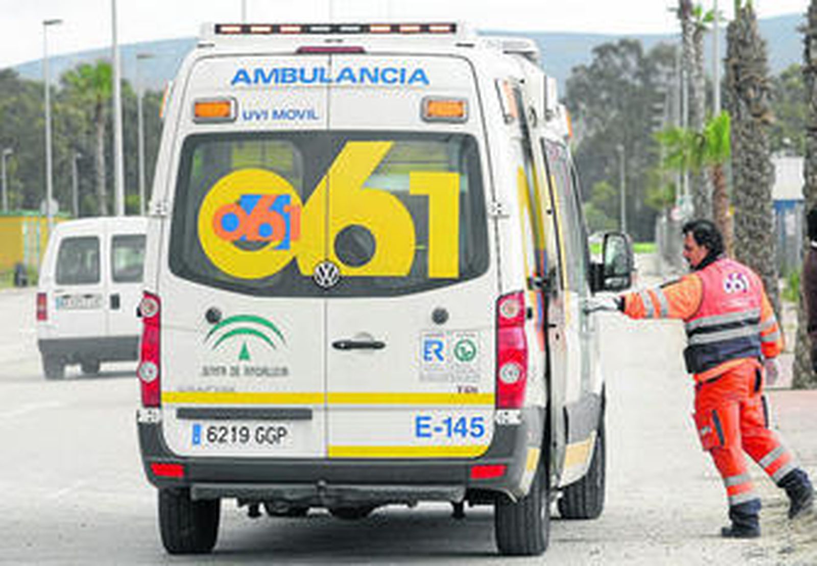 Una ambulancia en una calle del polígono industrial de Palmones, en imagen de archivo.