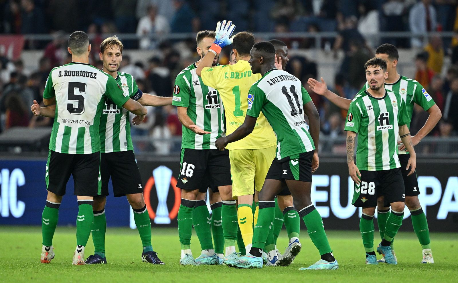 Los jugadores del Betis celebran el triunfo en Roma.