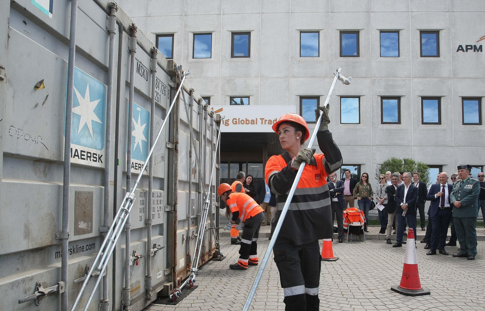 Dos nuevas componentes del nuevo pool de trabajadores eventuales de la estiba hacen prácticas de trinca. Dos nuevas componentes del nuevo pool de trabajadores eventuales de la estiba hacen prácticas de trinca.