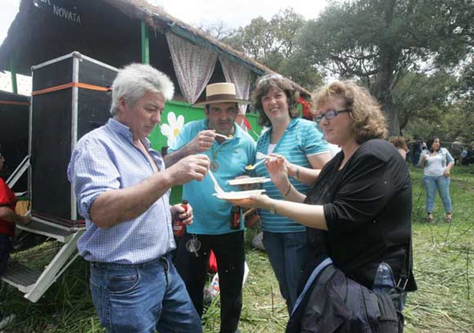 El almuerzo campestre marca la jornada en la Montera del Torero. La hermandad agradece la cada vez mayor afluencia de personas a la misa en honor al patrón./Fotos:José María Quiñones