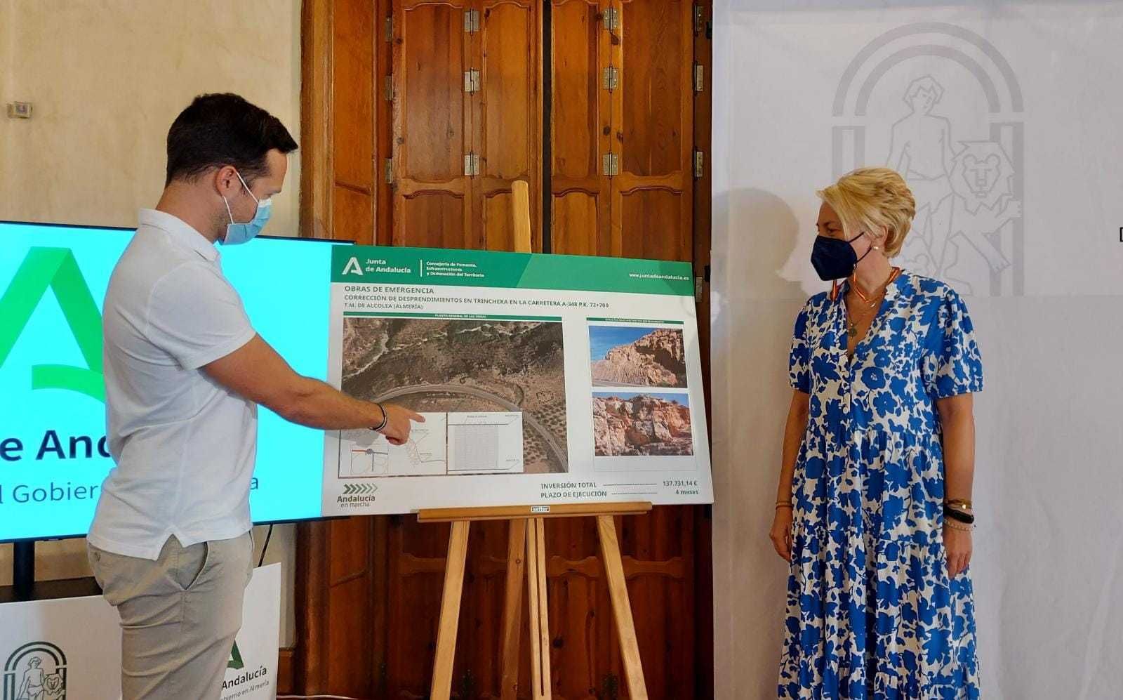 Eloísa Cabrera y Alfonso  Lujano  durante la presentación de las dos obras en la A-348.