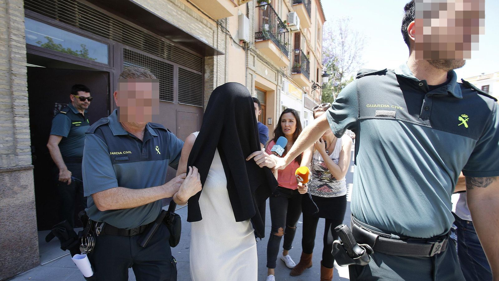 La mujer del ex Papa, Nieves Triviño, abandona los juzgados.