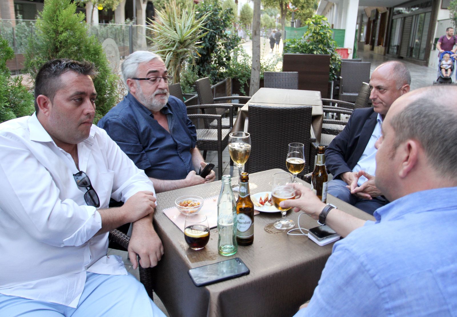 Vicente Simón -con gafas- sentado en una terraza de la capital onubense tras presentar su oferta.