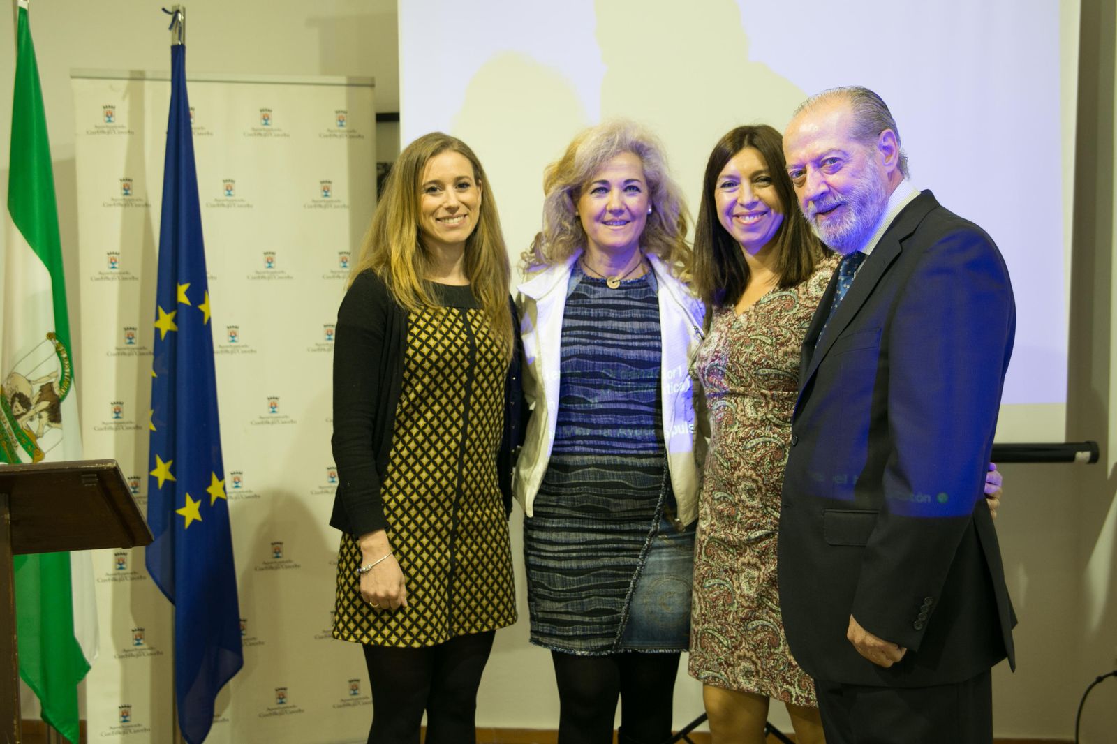 Villalobos junto a la alcaldesa de Castilleja y las dos ponentes de la sesión.