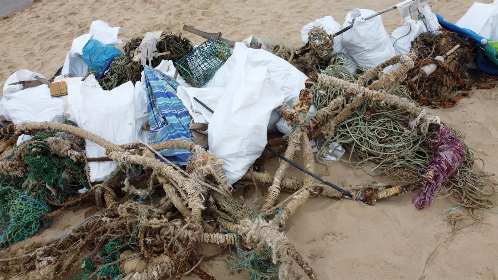 Alguna de la basura retirada