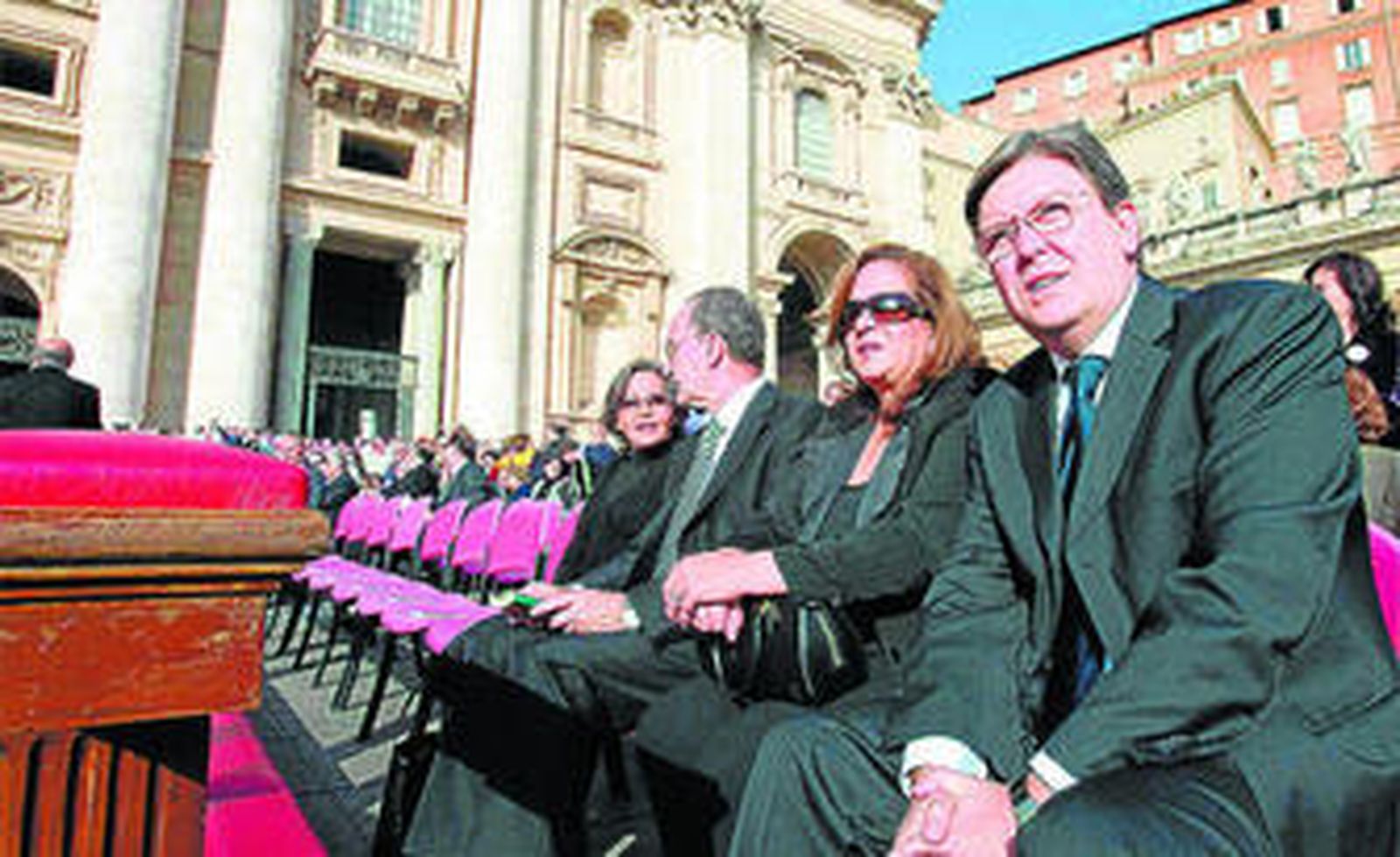 Rosa Francia y Francisco de la Torre, a la derecha de la fotografía, en la visita al Vaticano para el acto de beatificacióncelebrado en cotubre de 2007.