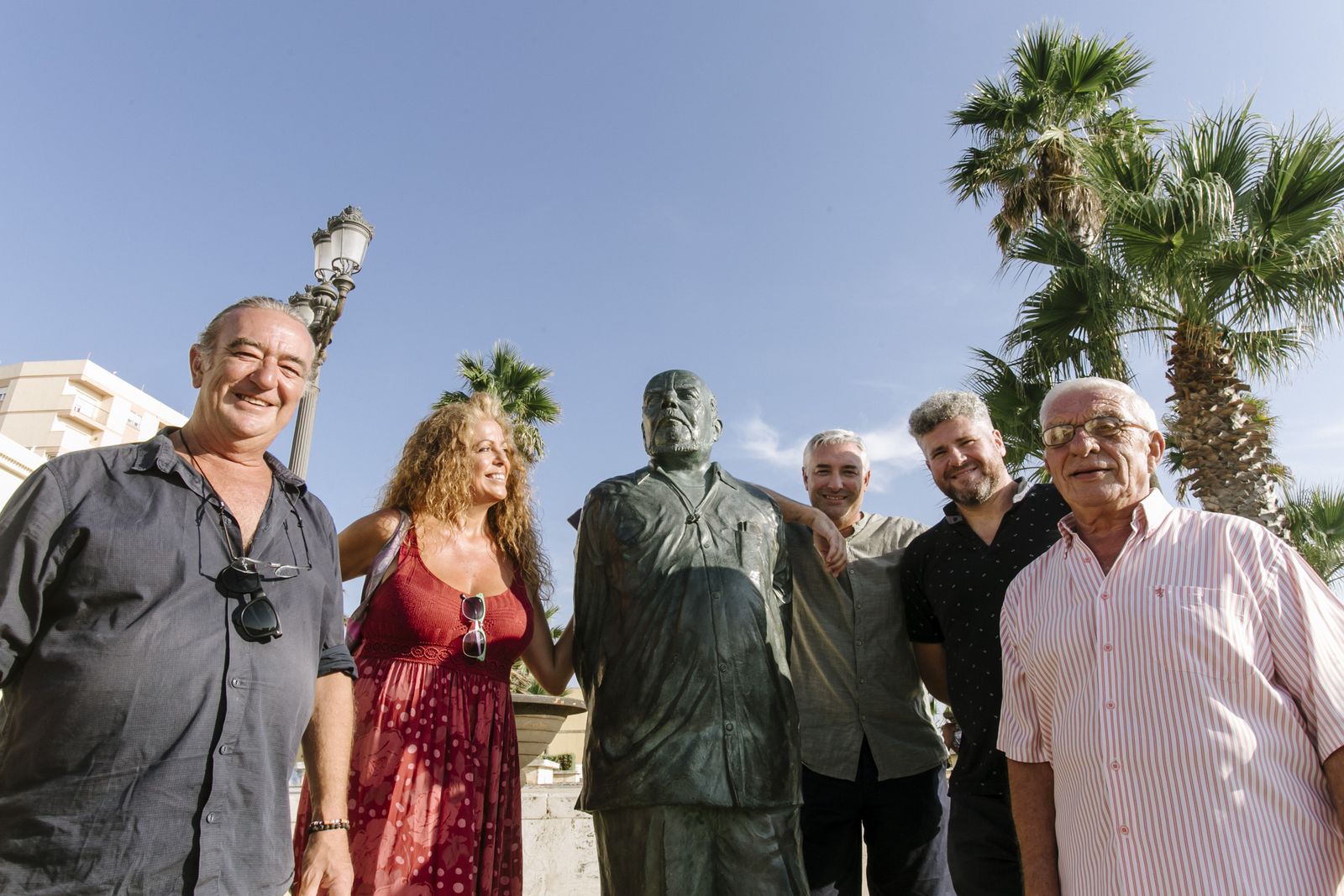 La mítica figura de Fernando Quiñones, en su Caleta, rodeada de los lectores y admiradores de sus relatos.
