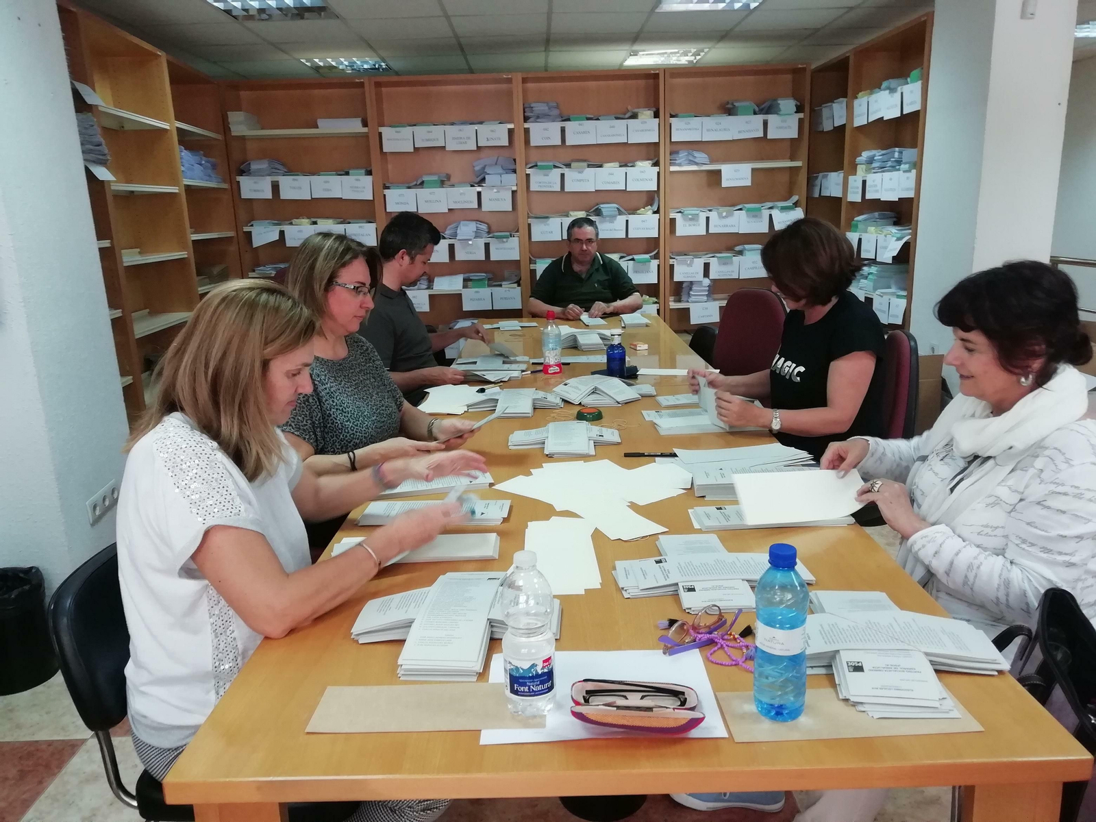 Trabajadores de la Oficina del Censo Electoral en mayo pasado preparando papeletas para el voto por correo.